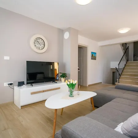 Ivetta For 10 People Near With Sea View & Children Playground