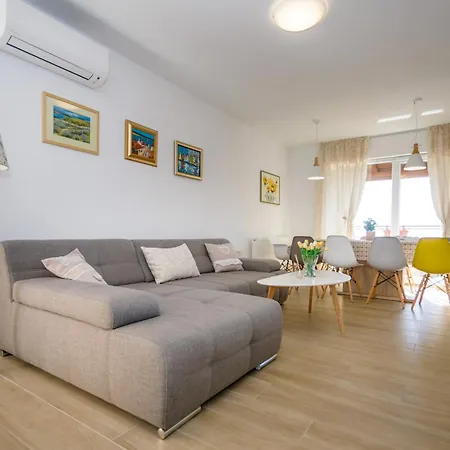 Villa Ivetta For 10 People Near With Sea View & Children Playground *