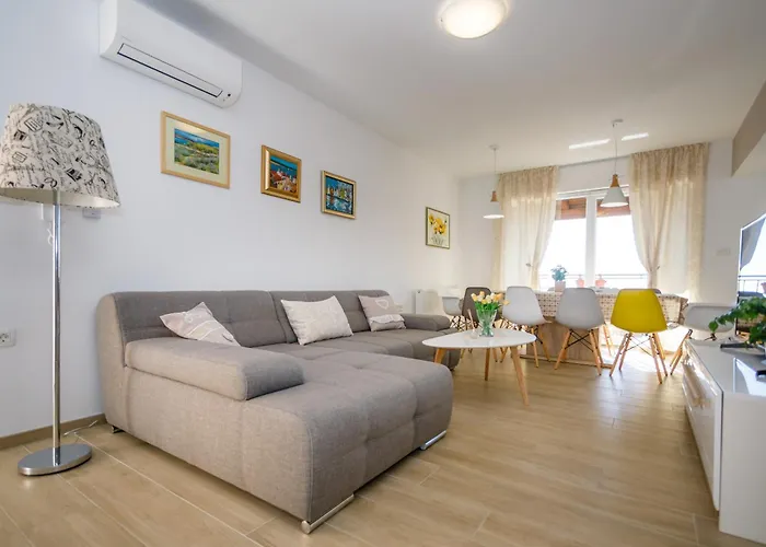 Vila Ivetta For 10 People Near With Sea View & Children Playground *