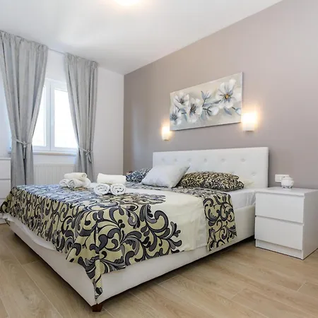 Вилла Ivetta For 10 People Near With Sea View & Children Playground Опатия